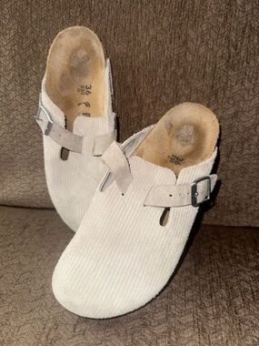 Birkenstock Women's Light Beige Suede Clogs Mules